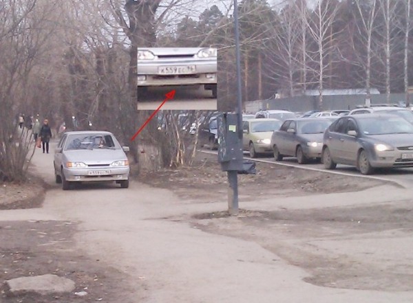 Вот так ездят по тротуару на перекрестке Титова-Рижский. Фото с форума Е1. 
