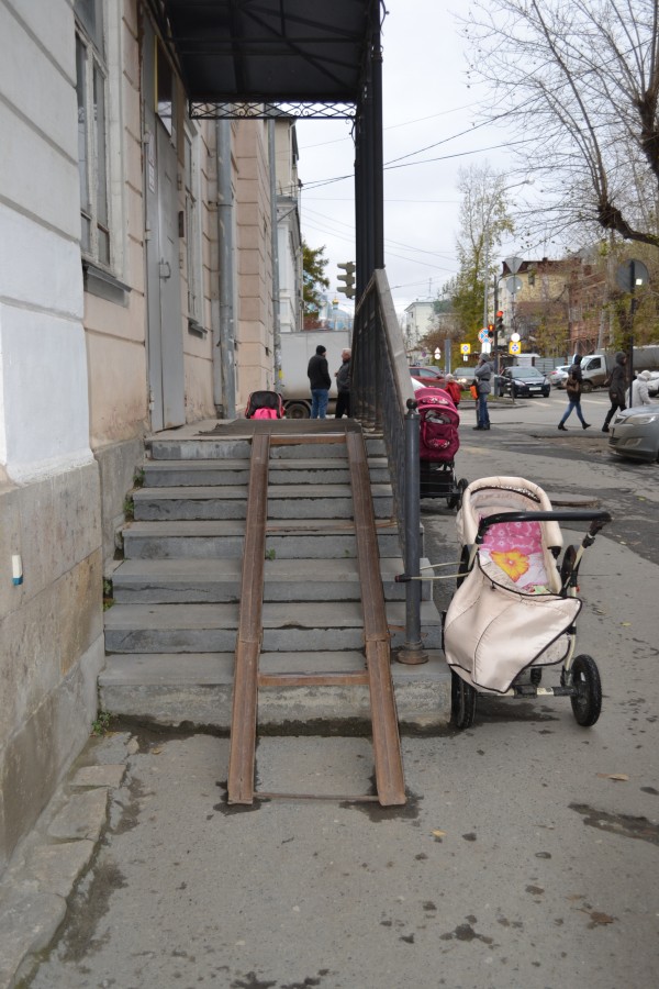 А ну-ка, догони! Экстремальный въезд в детскую поликлинику № 1 на Тургенева, 15. Мамы предпочитают не рисковать. Паркуют коляски у 'подножия'.. 